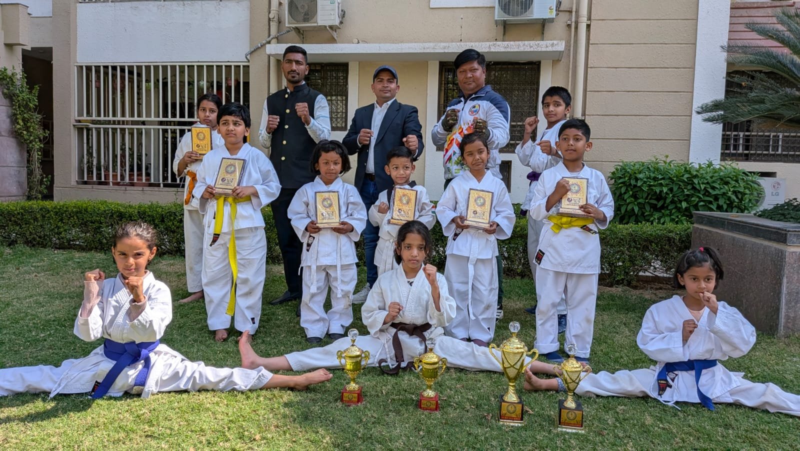 कराटे बेल्ट ग्रेडिंग में आयोमी शर्मा ने मारी बाजी